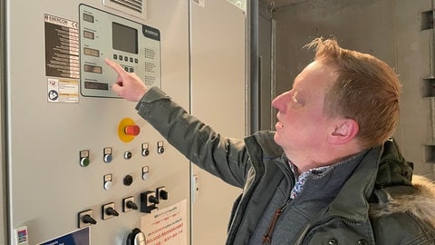 Windpark-Geschäftsführer Roland Glaz an der Schaltanlage einer Windkraftanlage. Dieses Windrad ist schon mehr als 50.000 Stunden in Betrieb und hat bislang etwa 60 Millionen kWh Strom produziert. (Foto: SWR) Windpark-Geschäftsführer Roland Glaz an der Schaltanlage einer Windkraftanlage. Dieses Windrad ist schon mehr als 50.000 Stunden in Betrieb und hat bislang etwa 60 Millionen kWh Strom produziert.