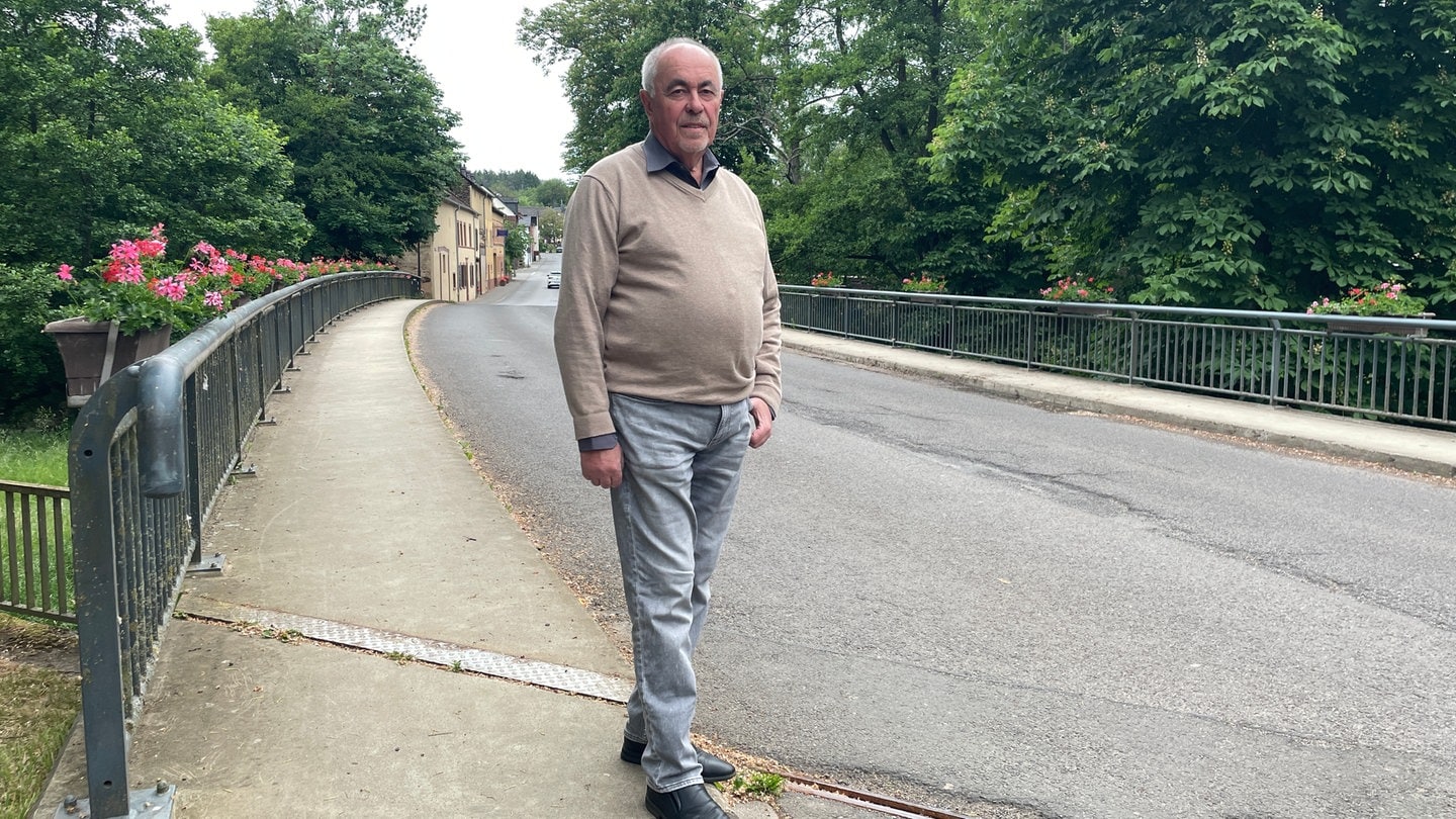 Hermann Hower steht auf der Lieser-Brücke in Platten