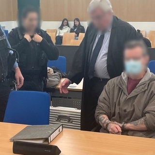 Der Angeklagte mit seinem Anwalt beim Prozessauftakt am Trierer Landgericht. Jetzt muss der Fall nochmal verhandelt werden. 