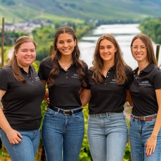 Vier junge Frauen treten zur Wahl der Mosel-Weinkönigin 2025 an.