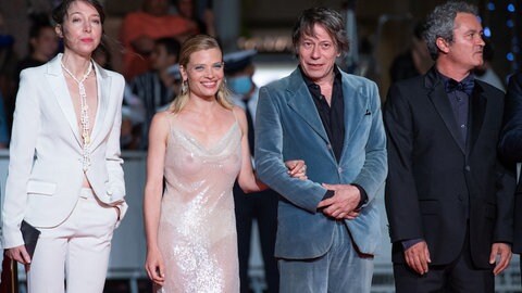 Jeanne Cherhal, Melanie Thierry, Mathieu Amalric und Jean-Marie Larrieu bei der Vorführung von „Tralala“ im Rahmen der 74. Internationalen Filmfestspiele von Cannes in Cannes, Frankreich, am 13. Juli 2021. (Foto: picture-alliance / Reportdienste, abaca | Marechal Aurore/ABACA) Jeanne Cherhal, Melanie Thierry, Mathieu Amalric und Jean-Marie Larrieu bei der Vorführung von „Tralala“ im Rahmen der 74. Internationalen Filmfestspiele von Cannes in Cannes, Frankreich, am 13. Juli 2021.
