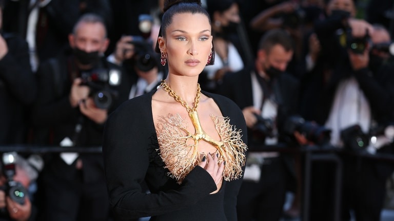 Bella Hadid posiert in Cannes in einem Haute Couture Kleid (Foto: picture-alliance / Reportdienste, ZUMAPRESS.com | Mickael Chavet) Bella Hadid posiert in Cannes in einem Haute Couture Kleid