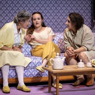 Pfalztheater Kaiserslautern: „Deine Oma - Eva hatte keinen Bauchnabel“