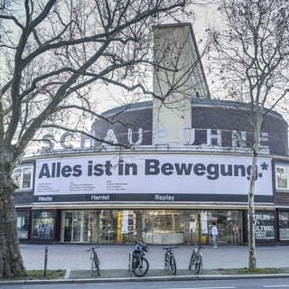 Berliner Schaubühne mit dem Transparent "Alles ist in Bewegung"