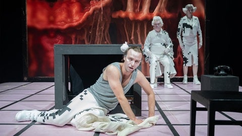 Tim Bülow (Gregor), Reinhard Mahlberg (Vater), Teresa Annina Korfmacher (Grete) (Foto: Pressestelle, Schauspiel Stuttgart | Björn Klein) Tim Bülow (Gregor), Reinhard Mahlberg (Vater), Teresa Annina Korfmacher (Grete)