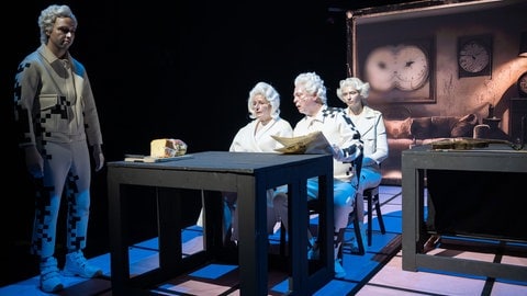 Tim Bülow (Gregor), Christiane Roßbach (Mutter), Reinhard Mahlberg (Vater), Teresa Annina Korfmacher (Grete) (Foto: Pressestelle, Schauspiel Stuttgart | Björn Klein) Tim Bülow (Gregor), Christiane Roßbach (Mutter), Reinhard Mahlberg (Vater), Teresa Annina Korfmacher (Grete)