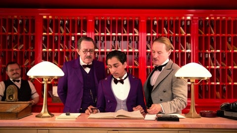 Owen Wilson spielt in „Grand Budapest Hotel“ die Rolle von M. Chuck. Wilson und Anderson lernten sich an der Universität kennen und arbeiten seit Anfang an zusammen. Zusammen schrieben sie zum Beispiel die Drehbücher für „Rushmore“ (1998) und „Die Royal Tenenbaums“ (2001). (Foto: IMAGO, IMAGO / Everett Collection) Owen Wilson spielt in „Grand Budapest Hotel“ die Rolle von M. Chuck. Wilson und Anderson lernten sich an der Universität kennen und arbeiten seit Anfang an zusammen. Zusammen schrieben sie zum Beispiel die Drehbücher für „Rushmore“ (1998) und „Die Royal Tenenbaums“ (2001).