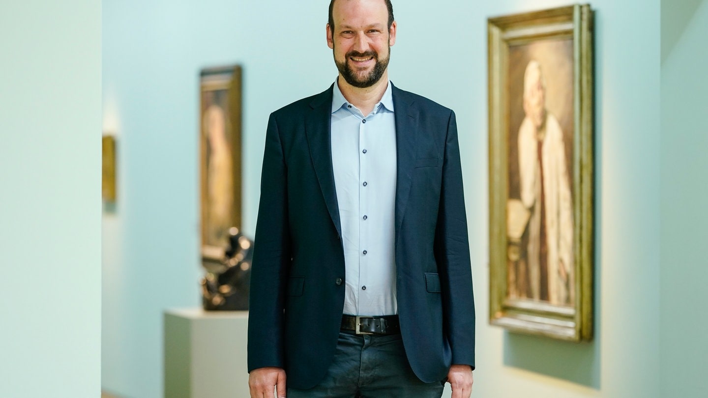 Steffen Egle, Leiter des Museums Pfalzgalerie Kaiserslautern, steht in einem Ausstellungsraum des Museums.