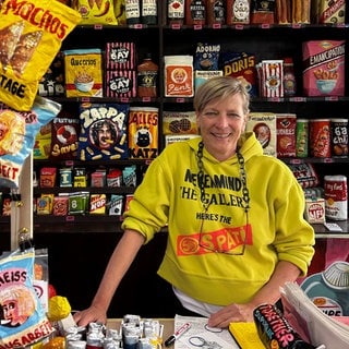 Ein nachgebauter Kiosk aus Pappmaché der Berliner Künstlerin Silke Thoss (alias SILKY)