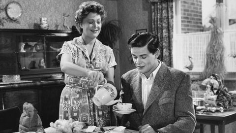 Im Film "Schlagerparade" von 1953 mit Loni Heuser und Walter Giller schenkt die Frau dem Mann Kaffee ein. (Foto: picture-alliance / Reportdienste, | -) Im Film "Schlagerparade" von 1953 mit Loni Heuser und Walter Giller schenkt die Frau dem Mann Kaffee ein.
