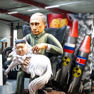 Mainzer Motivwagen für die Fastnacht 2025: Putin als Bond-Bösewicht, auf seinem Schoß eine Katze mit dem Konterfei der nordkoreanischen Diktators Kim Jong Un