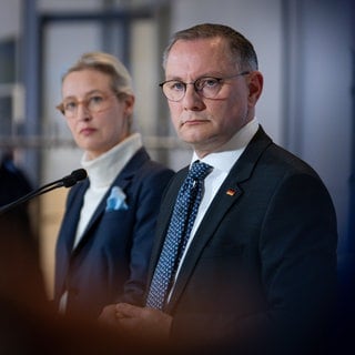 Dr. Alice Weidel und Tino Chrupalla beantworten Fragen der Journalisten im Anschluss an ihr Statement im Vorfeld der Fraktionssitzung der AfD Bundestagsfraktion im Reichstagsgebäude.