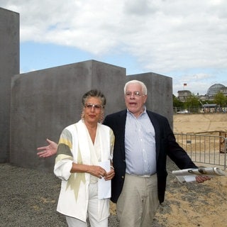 Architekt Peter Eisenman und Kuratoriumsmitglied und Stiftungs-Beirätin Lea Rosh vor den ersten Stelen des Holocaust-Mahnmals in Berlin