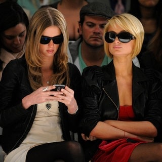 Millionenerbinnen Nicky und Paris Hilton zu Gast bei der Tracy Reese Herbst 2009 Modenschau in New York