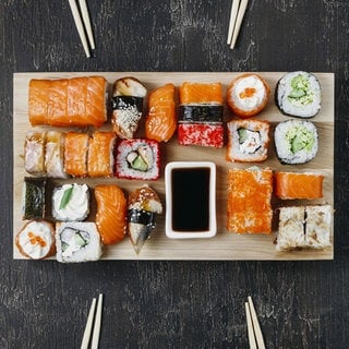 Traditionelles japanisches Sushi-Arrangement.