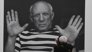 Medienschaffender fotografiert beim einem Presserundgang ein riesiges Porträt von Pablo Picasso, in der Fondation Beyeler in Riehen (2019).