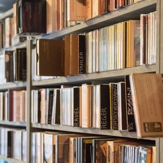 Regale voll mit Schallplatten als Symbol für physische Tonträger