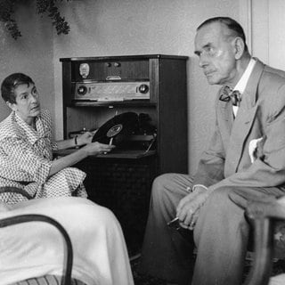 Schriftsteller Thomas Mann und seine Tochter Erika Mann hören in der Villa in Kilchberg, Zürich, Schallplatten an (1954).