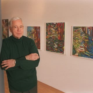 Dietrich Fischer-Dieskau, im Hintergrund sind einige seiner Gemälde zu sehen (Lippstadt 2001).