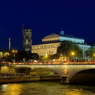 Das Théâtre du Châtelet und die Tour Saint-Jacques am Ufer der Seine in Paris