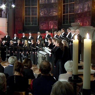 Das SWR Vokalensemble singt in einer Kirche