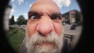 Ein seltsamer alter Mann an der Haustür