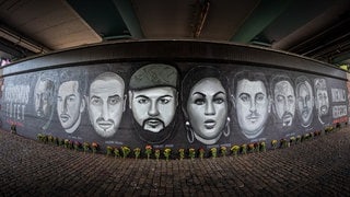 Unter der Friedensbruecke in Frankfurt erinnert ein 27 Meter langes Gedenk-Graffiti an die Opfer des Anschlags in Hanau am 19. Februar 2020