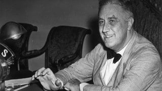 Franklin D. Roosevelt (1882 - 1945) , 32. US-Präsident (1933 - 1945), am 15.8.1938 im Weißen Haus in Washington D.C. vor seiner Rundfunkrede anlässlich des 3. Jahrestages der Verabschiedung der Sozialversicherungsgesetze im Rahmen des New Deal