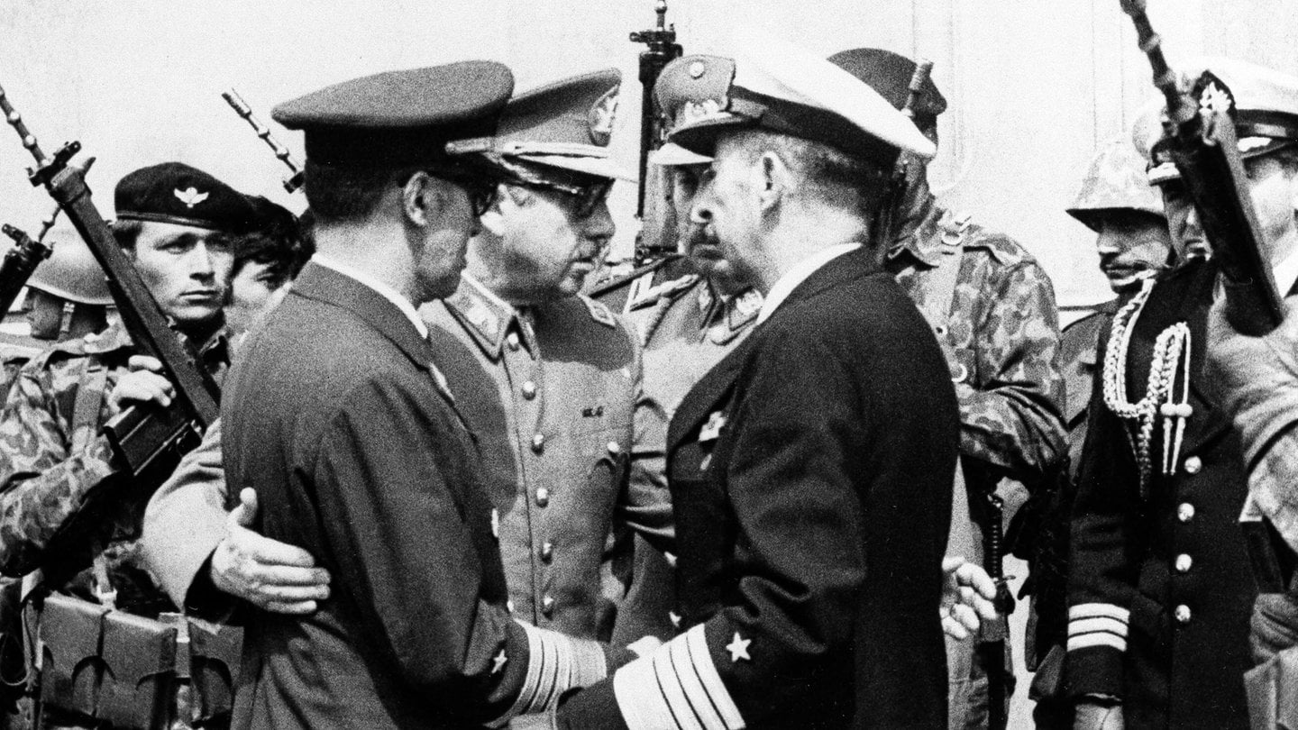 Der chilenische Junta-Präsident Augusto Pinochet (zweiter von links) mit dem Luftwaffenkommandanten Gustavo Leigh Guzman und zwei nicht identifizierten Junta-Chefs am 19. September 1973 beim ersten öffentlichen Auftritt seit dem Sturz von Präsident Salvador Allende am 11. September 1973