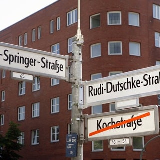 Kreuzung der Axel-Springer und Rudi Dutschke Straße (Kochstraße) in Berlin