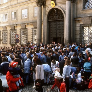 Auf dem Gelände der bundesdeutschen Botschaft in Prag warteten im Oktober 1989 rund 8000 DDR-Bürger auf die Genehmigung zur Ausreise in den Westen.
