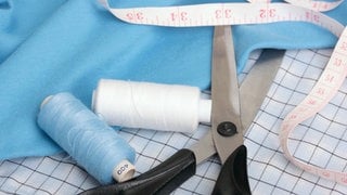 Stoff mit Nähgarn und Maßband