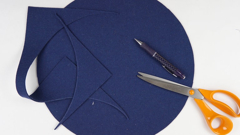 Den kreisförmigen Schnitt für die Grundfläche auf den dünnen Wollfilz legen und mit Schneiderkreide oder Kreide(minen)stift anzeichnen. (Foto: Laura Wilhelm) Den kreisförmigen Schnitt für die Grundfläche auf den dünnen Wollfilz legen und mit Schneiderkreide oder Kreide(minen)stift anzeichnen.