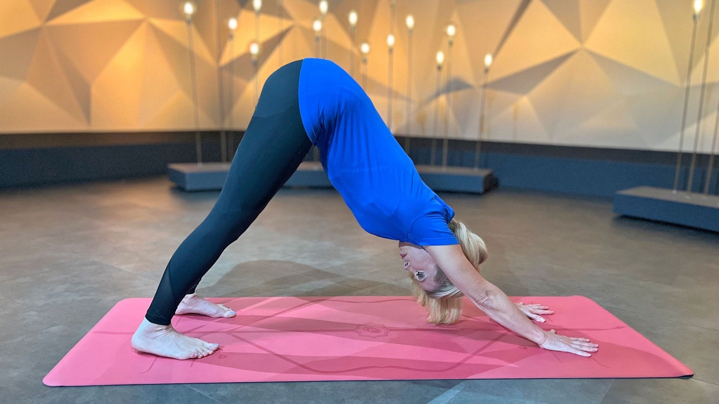 Regina Saur macht die Yoga-Übung 