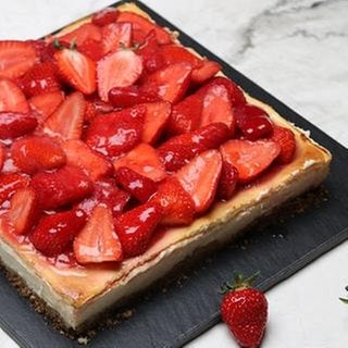 Käsekuchen mit frischen Erdbeeren