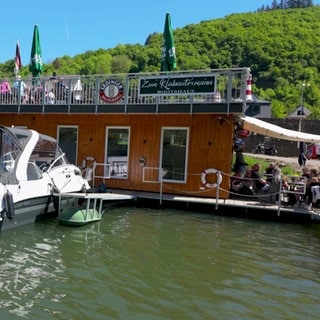 Die schwimmende Kneipe "Zum Klabautermann" liegt in Burgen an der Mosel.