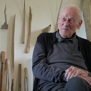Erwin Wortelkamp vor seinen Arbeiten