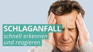 Mann fässt sich an den Kopf. Kopfschmerzen sind ein Schlaganfall-Symptom.