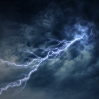 Blitze sind nur scheinbar farbig – je nach Umgebung. Eigentlich sind sie weiß.