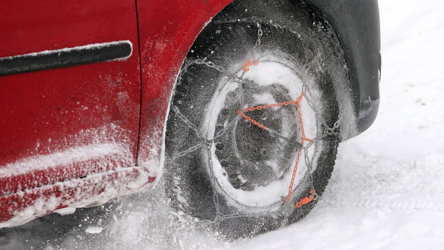 Mit Schneeketten darf man nur 50 km/fahren. Die Fahrbahn soll dadurch geschont und die Fahrsicherheit erhöht werden.