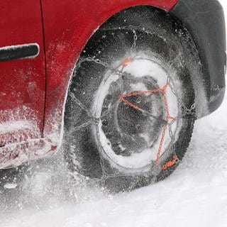 Mit Schneeketten darf man nur 50 kmfahren. Die Fahrbahn soll dadurch geschont und die Fahrsicherheit erhöht werden.