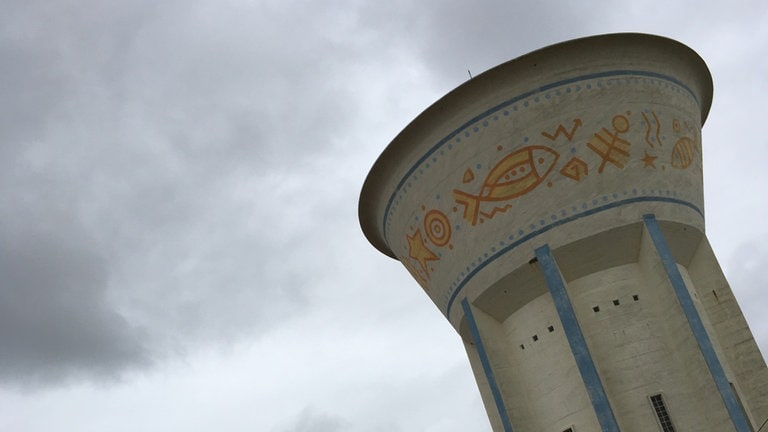 Wasserturm bei Sibiril in der Bretagne: In Frankreich stehen ungefähr 16.000 Wassertürme – in Deutschland sind es vielleicht 2.000. Das hat zum Teil historische Gründe. (Foto: SWR, Candy Sauer) Wasserturm bei Sibiril in der Bretagne: In Frankreich stehen ungefähr 16.000 Wassertürme – in Deutschland sind es vielleicht 2.000. Das hat zum Teil historische Gründe.
