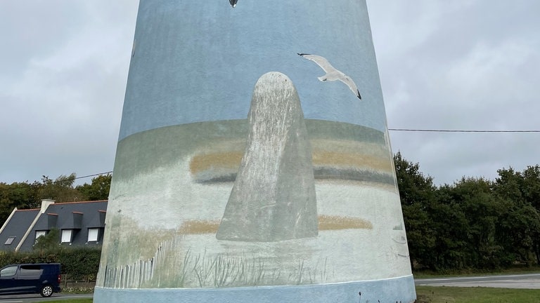 Auf der anderen Seite des Wasserturms von Treffiagat ist der Menhir de Léhan zu sehen, der sich ebenfalls in der Gemeinde Treffiagat befindet. (Foto: SWR, Candy Sauer) Auf der anderen Seite des Wasserturms von Treffiagat ist der Menhir de Léhan zu sehen, der sich ebenfalls in der Gemeinde Treffiagat befindet.