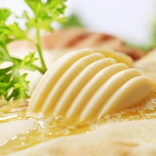 Ein Stück Butter schmilzt: Butter bei die Fische