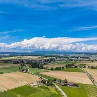 Gewitterfront über Marthalen in der Schweiz: Wenn die Luft in einem größeren Gebiet gleichmäßig aufsteigt und gleich feucht ist, beginnt auch die Wolkenbildung jeweils in der gleichen Höhe.