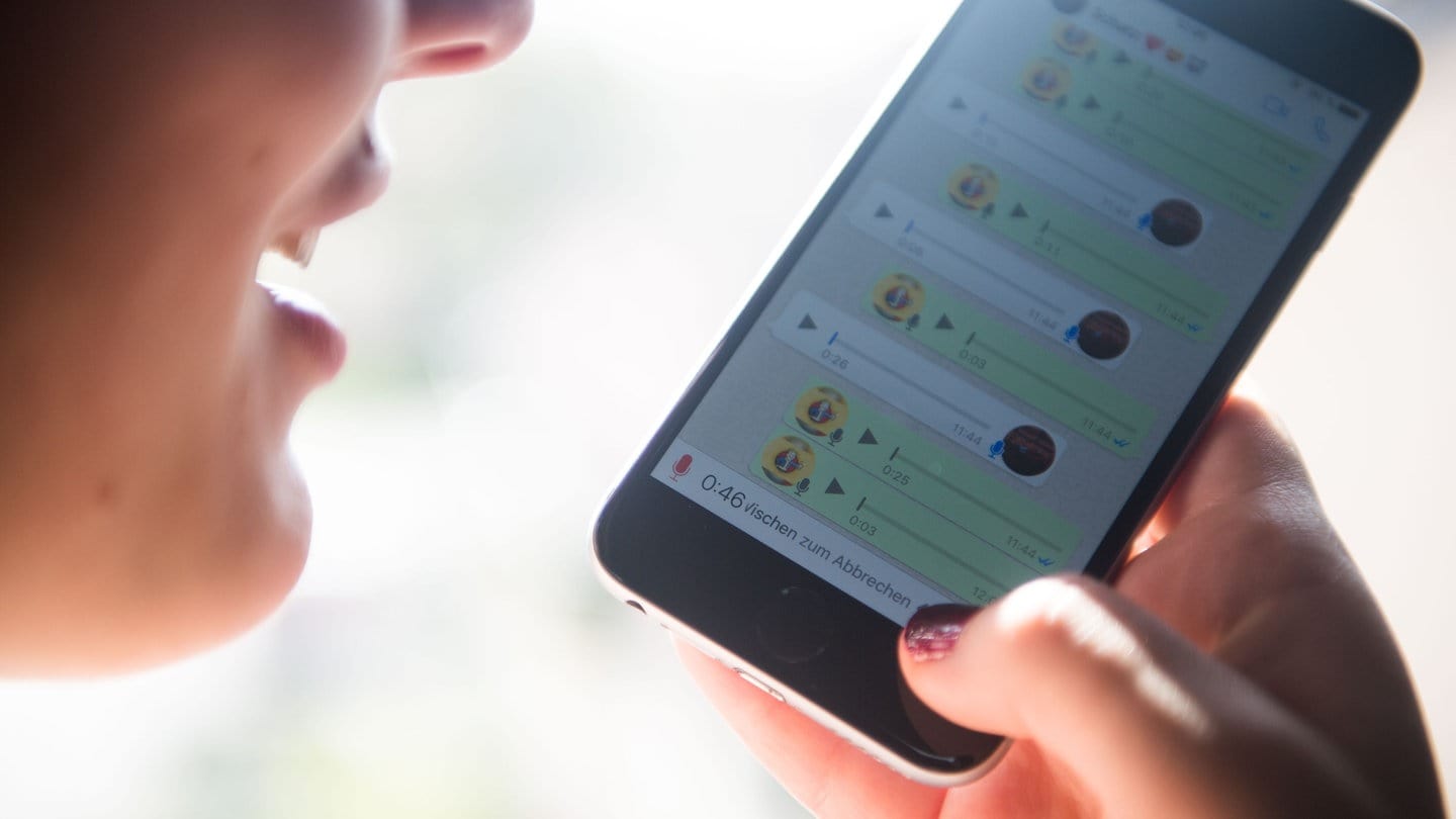 Frau spricht in ihr Handy um eine Sprachnachricht zu machen. Socia Media / Soziale Medien können Gesundheit von Jugendlichen negativ beeinflussen