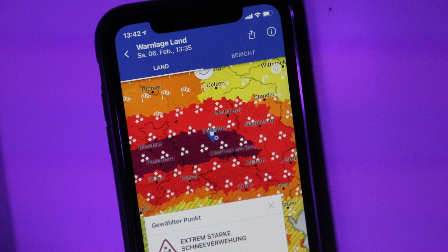 Wetterwarnunf auf einem Handy. KI-Modelle wie Microsofts „Aurora“ liefern teils bessere Wetterprognosen als klassische Methoden. Doch wie gut sind sie wirklich? Und was sagen Fachleute dazu?