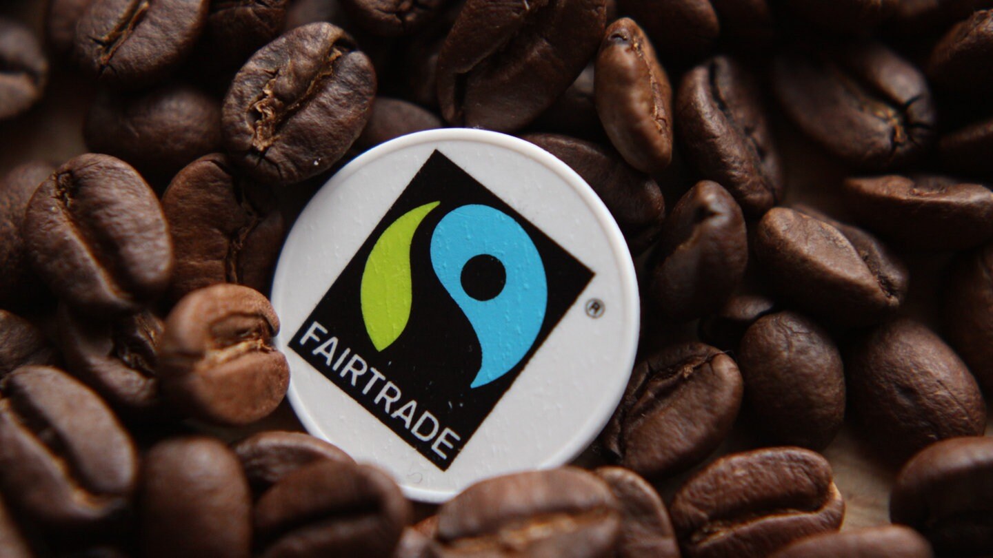 Fairtrade-Zeichen auf Kaffeebohnen